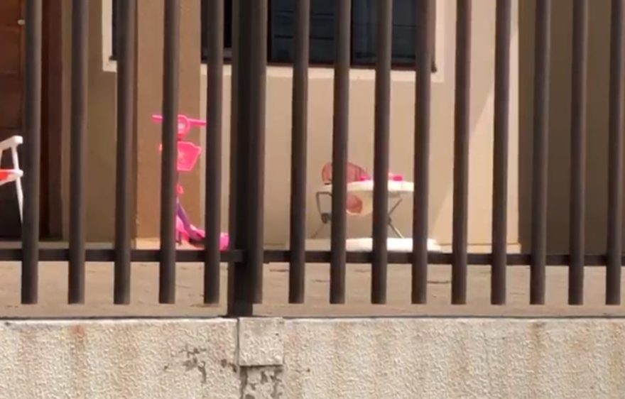 Bebê de 9 meses sofre lesão no rosto após cair de andador no Guarujá