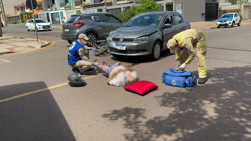Acidente entre carro e moto deixa homem com fraturas no Coqueiral