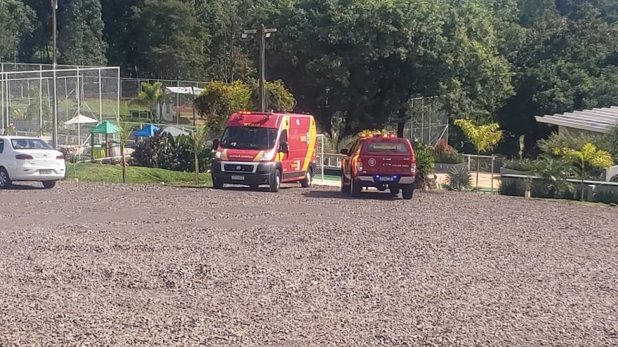 Menino de 9 anos é resgatado de piscina prestes a se afogar no Santa Felicidade