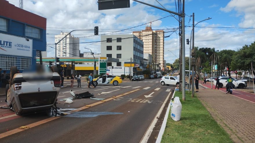 Acidente seguido de capotamento é registrado na avenida Brasil