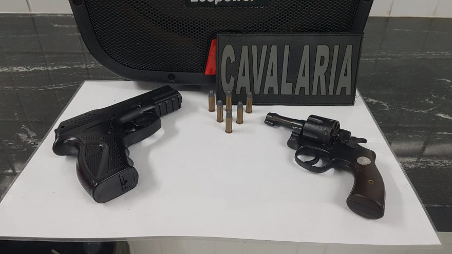 Mulher é presa no Interlagos com caixa de som roubada em Toledo, simulacro, arma e munições