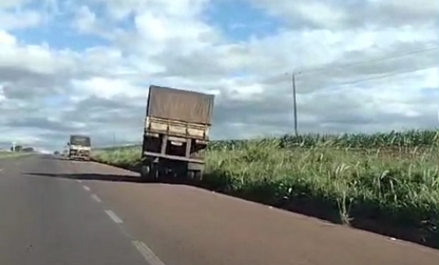 Carreta perde parte da carroceria na rodovia BR-163 em Cascavel