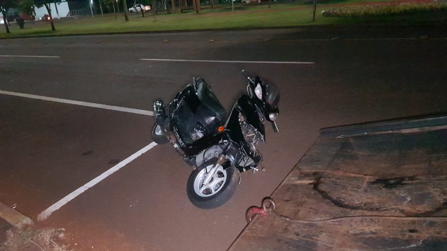 Motociclista fica ferido em acidente na Avenida Tancredo Neves