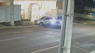 Câmera flagra caminhonete deixando o local após bater em Ford Ka estacionado