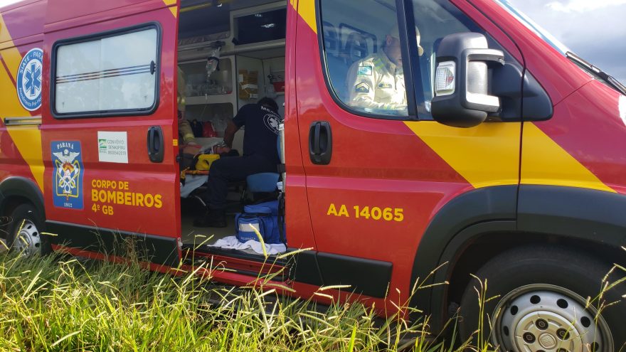 Homem cai do cavalo e é socorrido pelo Siate na PR-486 em Cascavel