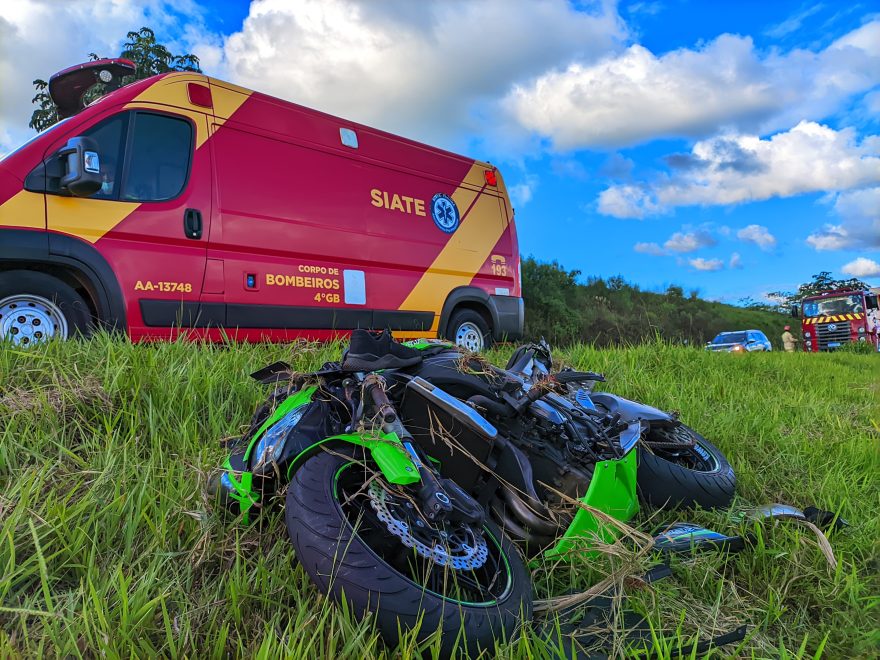 Homem fica ferido em colisão traseira entre Kawasaki Ninja e Renegade na BR-163 em Cascavel