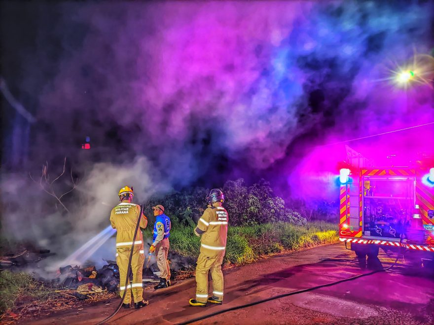 Corpo de Bombeiros combate incêndio em vegetação às margens da BR-369 em Cascavel