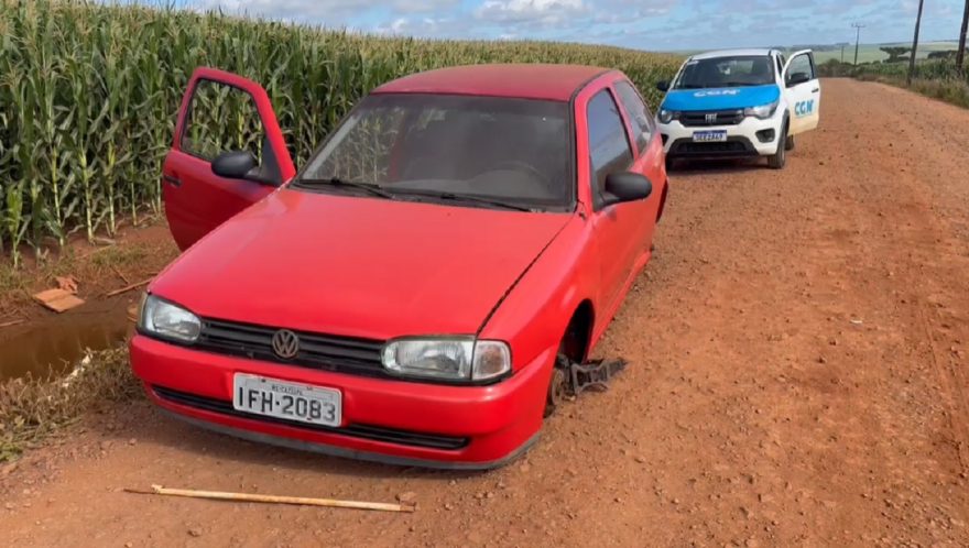Gol furtado é encontrado depenado em estrada rural na BR-369