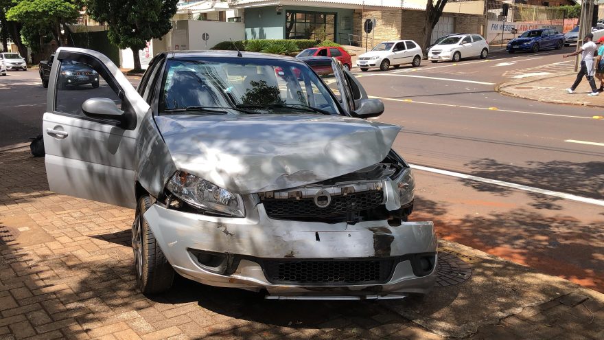 Forte colisão entre carros é registrada na Rua Antonina, no Centro