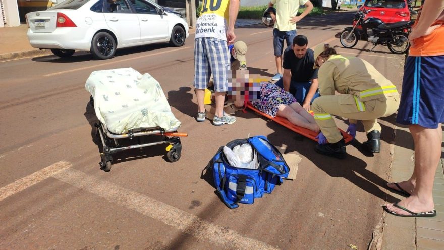 Idosa cai e bate a cabeça após sofrer mal súbito