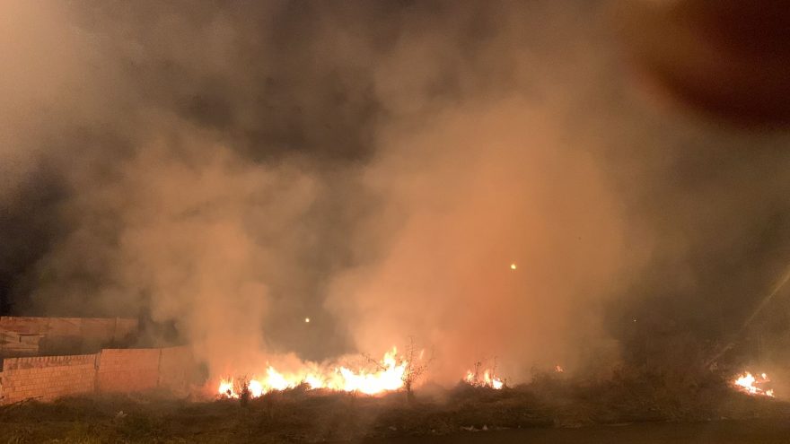 Bombeiros agem rapidamente e incêndio é contido no Cascavel Velho