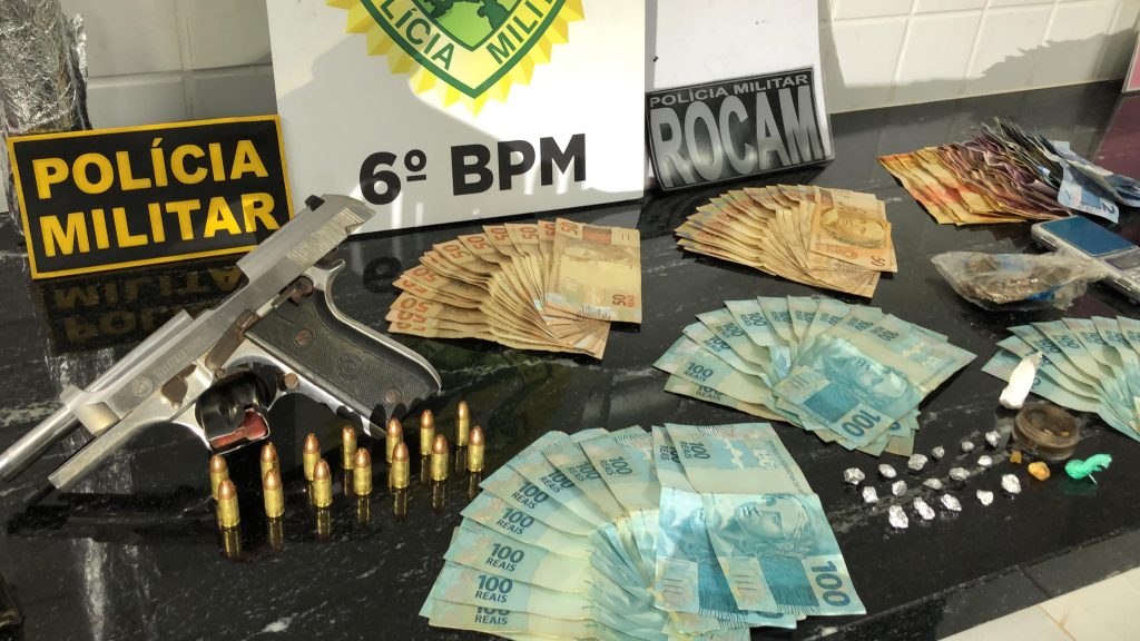 PM apreende pistola, fecha ponto de tráfico de drogas e prende suspeitos no Clarito