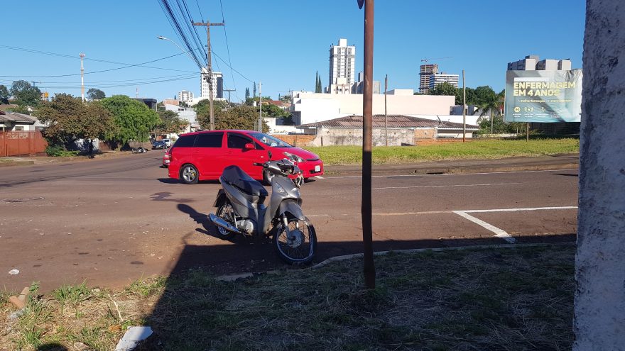 Moto fica com a roda destruída após colisão na rua Vitória, no Centro