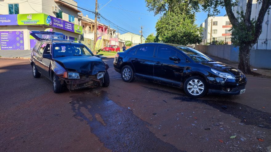Ipanema e C4 se envolvem em colisão no cruzamento das Ruas Natal e Nereu Ramos