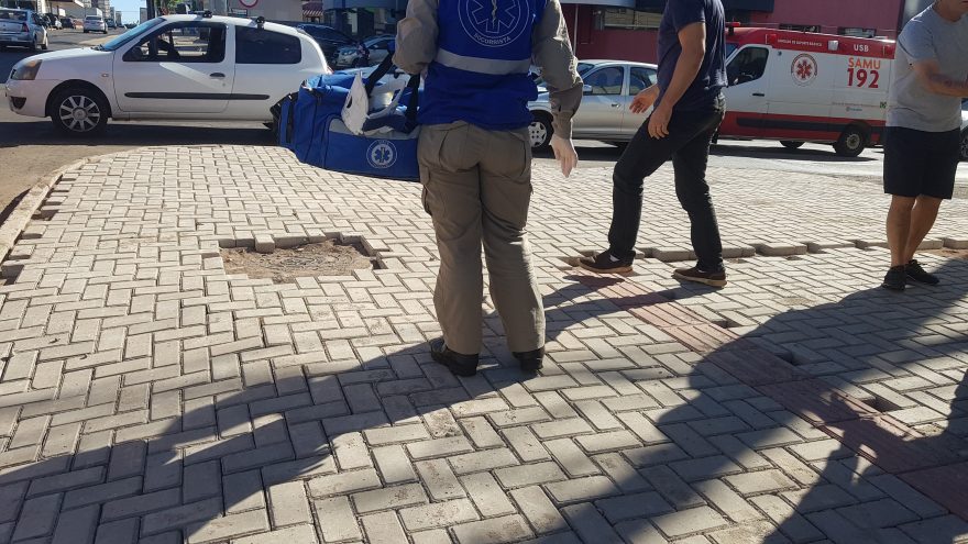 Batida entre Clio e Celta deixa homem ferido na Rua Barão do Cerro Azul