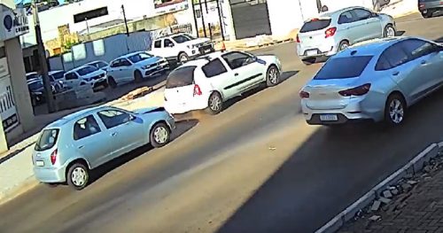 Imagem referente a Câmera flagra batida entre Clio e Celta na Rua Barão do Cerro Azul