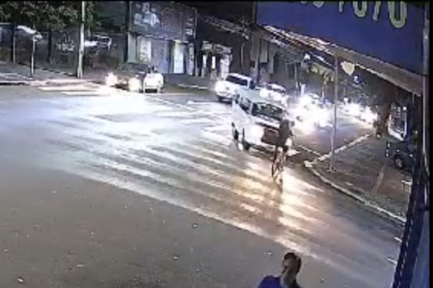 Vídeo mostra Kombi atingindo ciclista no Centro de Cascavel