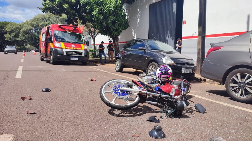 Motociclista é socorrido pelo Siate após colisão traseira na Rua Paraná