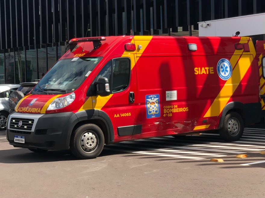 Jovem é socorrido após sofrer queda na Avenida Carlos Gomes
