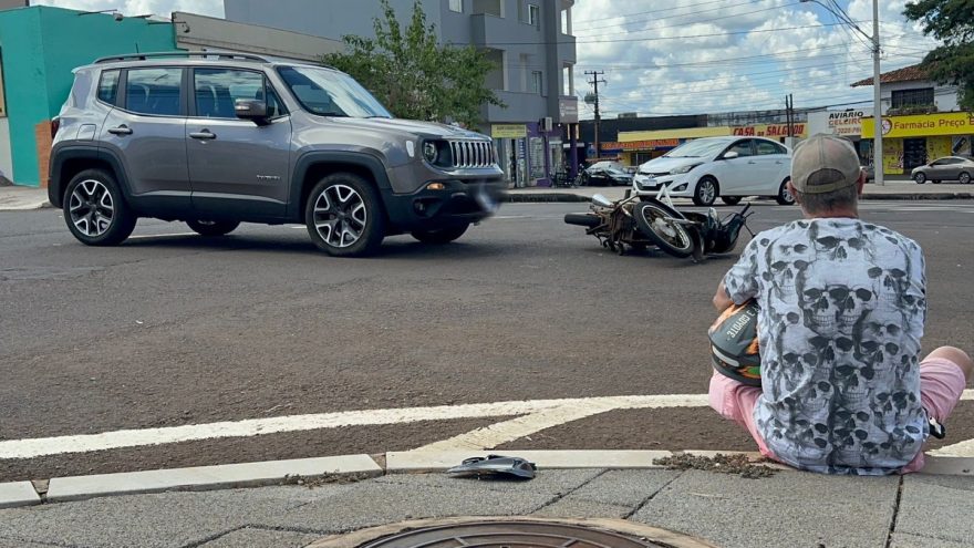 Motociclista fica ferido em acidente na Rua Paraná, no São Cristóvão