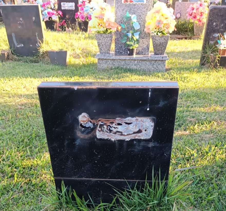 Internauta denuncia furto de placas de bronze dos túmulos no Cemitério São Luiz