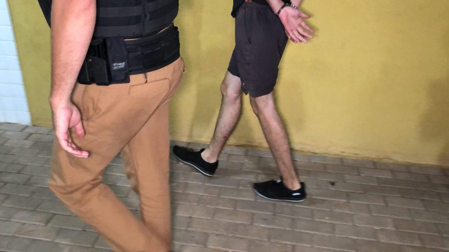 Homem é preso por direção perigosa após empreender fuga de blitz