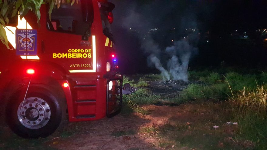 Bombeiros combatem incêndio em extensa área de mata no Canadá