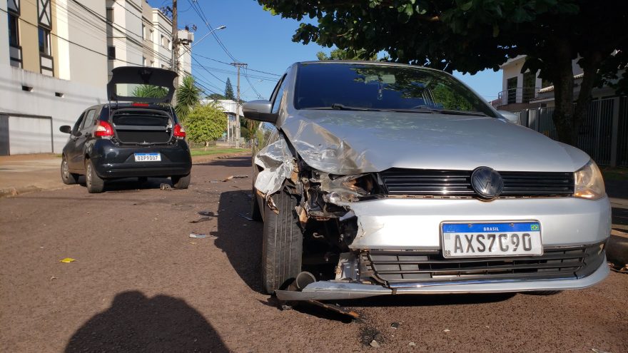 Gol e Fiat Mobi se envolvem em colisão no Recanto Tropical