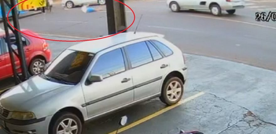 Veja momento em que mulher é atropelada por moto na na Rua Londrina