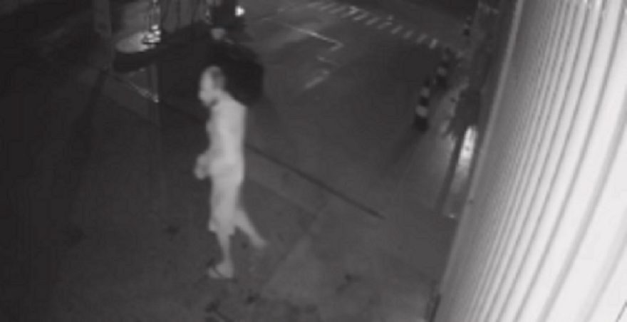 Câmeras flagram homem arrombando e cometendo furto em em posto de combustíveis no Santa Felicidade