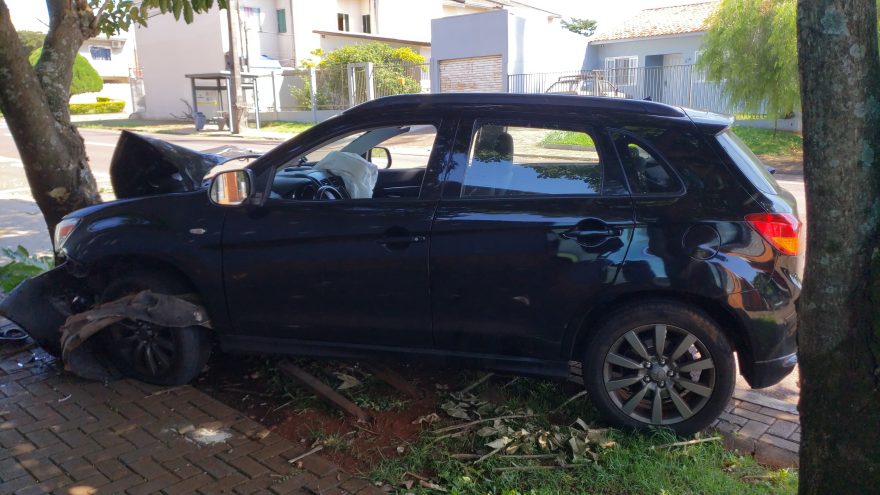 Mitsubishi ASX fica com a frente destruída após colisão com árvore no Bairro Maria Luiza