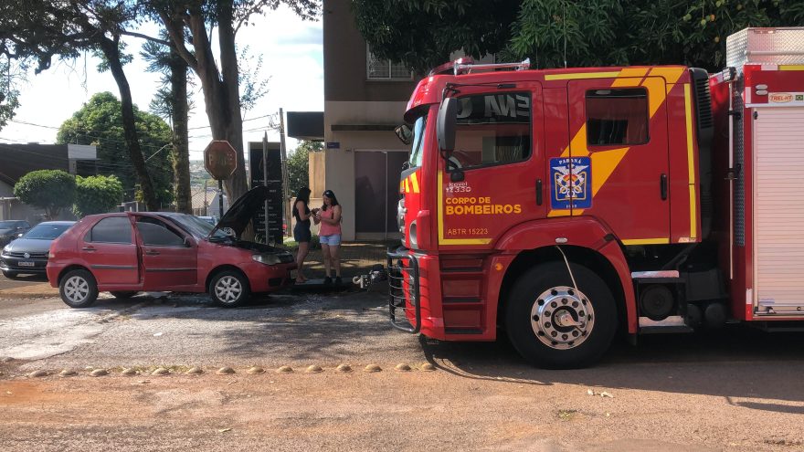 Palio Fire pega fogo no Centro e mobiliza Corpo de Bombeiros