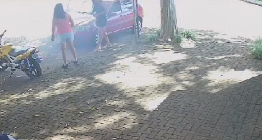 Câmera flagra desespero de motorista ao perceber que Palio Fire estava pegando fogo