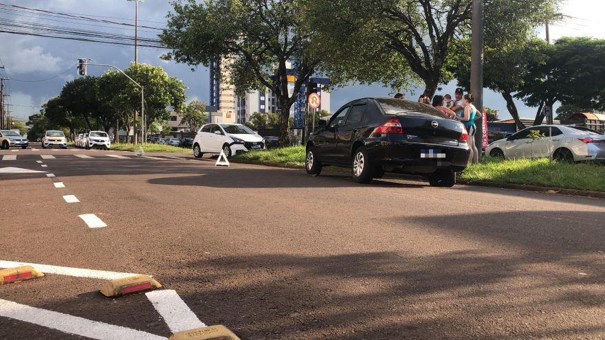 Saindo do shopping, HB20 se envolve em acidente com Prisma