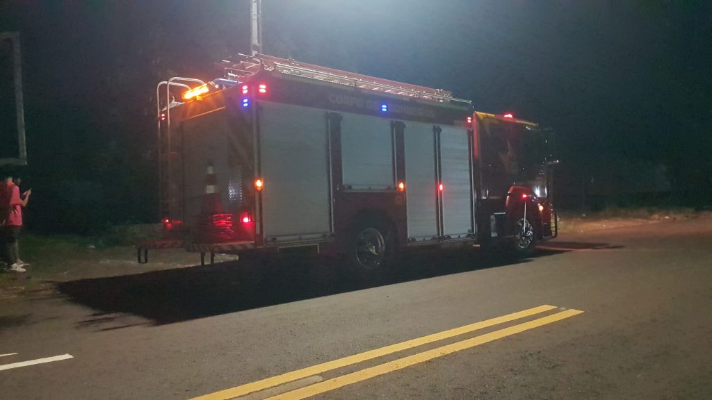 Fogo atinge matagal em terreno no Centro de Cascavel