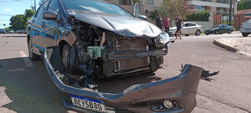 Carro e caminhonete se envolvem em colisão na Rua da Bandeira com Vicente Machado