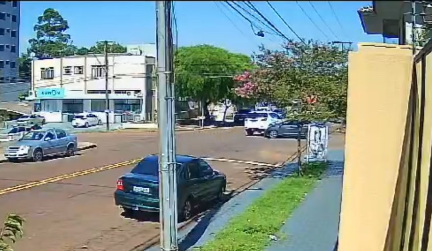 Vídeo mostra colisão entre carro e caminhonete na Rua da Bandeira com Vicente Machado