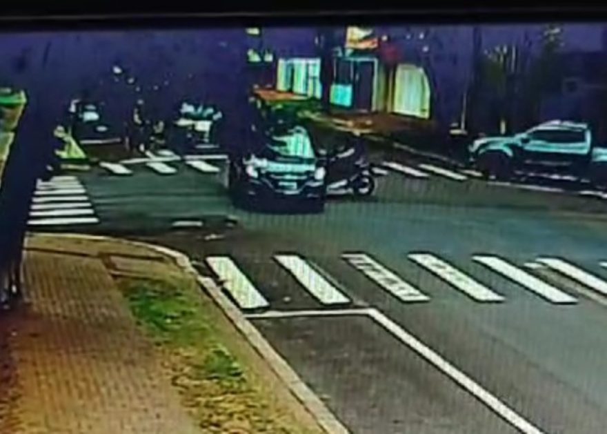 Câmera registra colisão entre HRv e Honda POP no Bairro Coqueiral