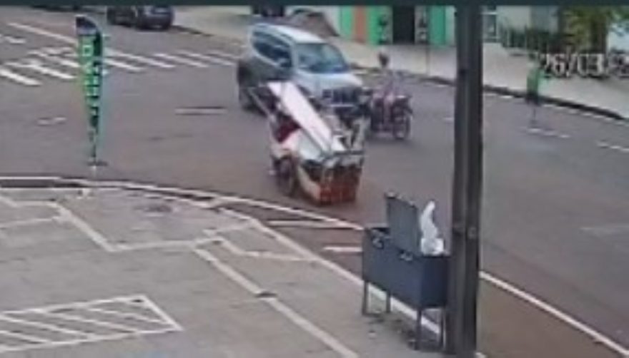 Vídeo mostra Jeep atingindo moto na Rua Paraná, em Cascavel