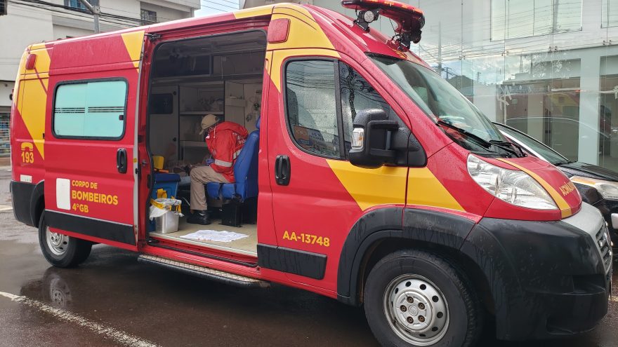 Mulher fica ferida em colisão entre carro e moto na Rua Rio Grande do Sul