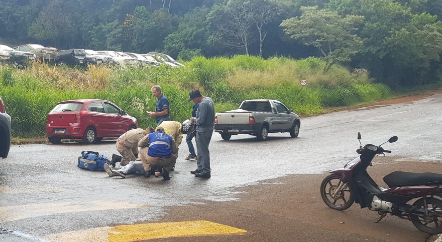 Motociclista sofre queda e é socorrida pelo Siate na Rua Machado Assis