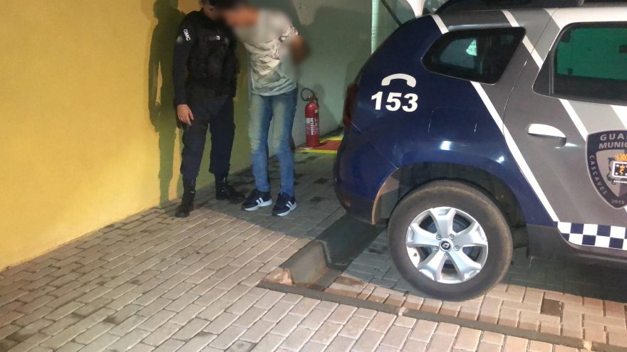 Homem é detido suspeito de agredir esposa com tábua de carne e tentar enforcar a vítima