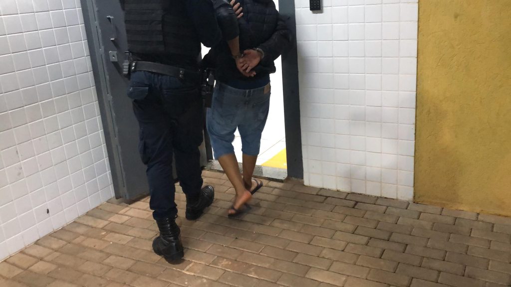 Adolescente é detido por desacato ao se recusar deixar casa de mãe acolhedora no Country