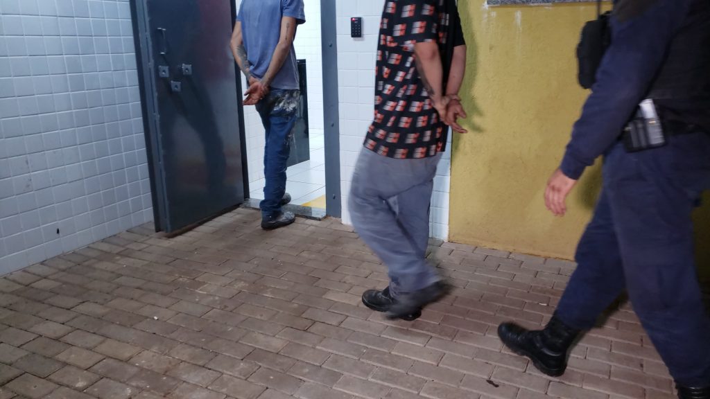 Condutor tenta trocar de lugar com passageiro após fugir de abordagem da GM