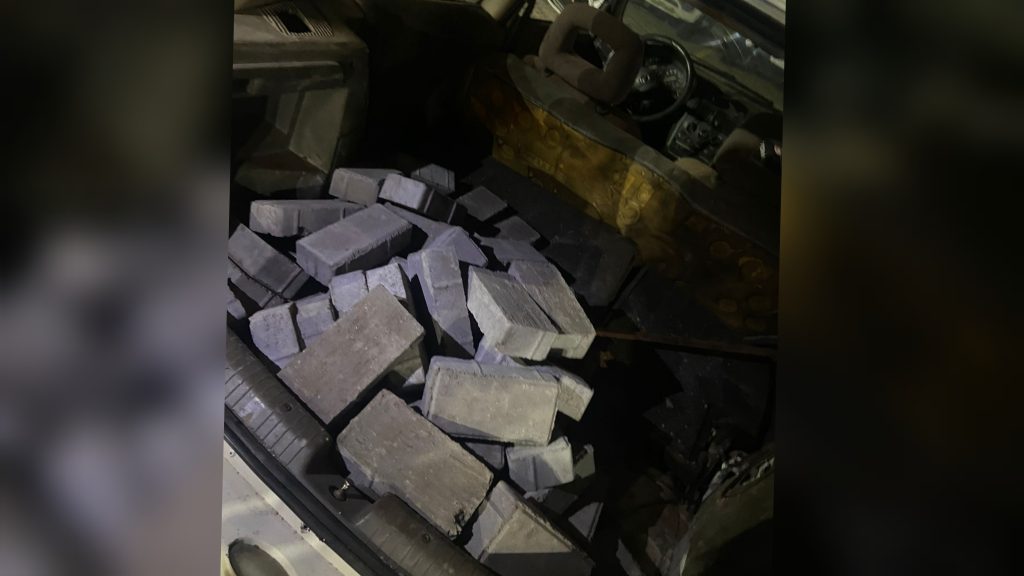 Homem é detido com veículo carregado de pavers furtados de construção