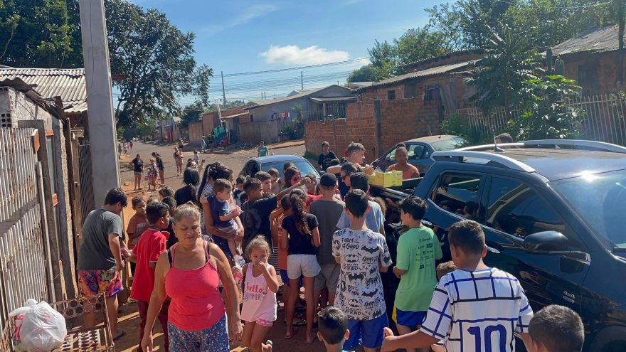 Populares e Guarda Municipal participam de entrega de Ovos da Páscoa para crianças carentes do Jardim Melissa
