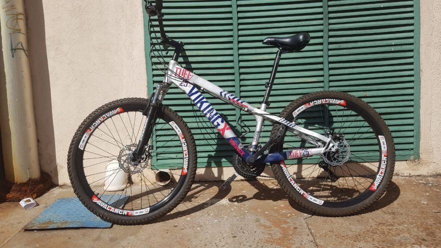 Adolescente fratura braço ao cair de bicicleta na Rua Manoel Ribas
