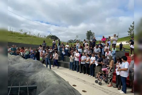 Sexta-Feira Santa: Centenas de fiéis participam da Via Sacra no Parque da Redenção em Apucarana Imagem referente a Sexta-Feira Santa: Centenas de fiéis participam da Via Sacra no Parque da Redenção em Apucarana