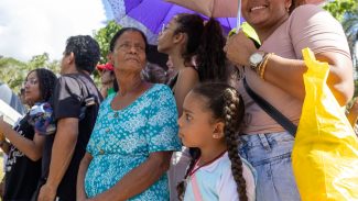 Em espetáculo da Via Sacra no DF, Marias lembram os próprios calvários