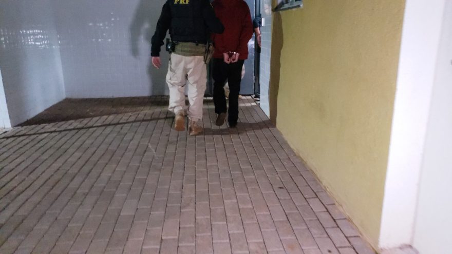 Dupla é detida em moto pela PRF na BR-277 suspeita de tráfico